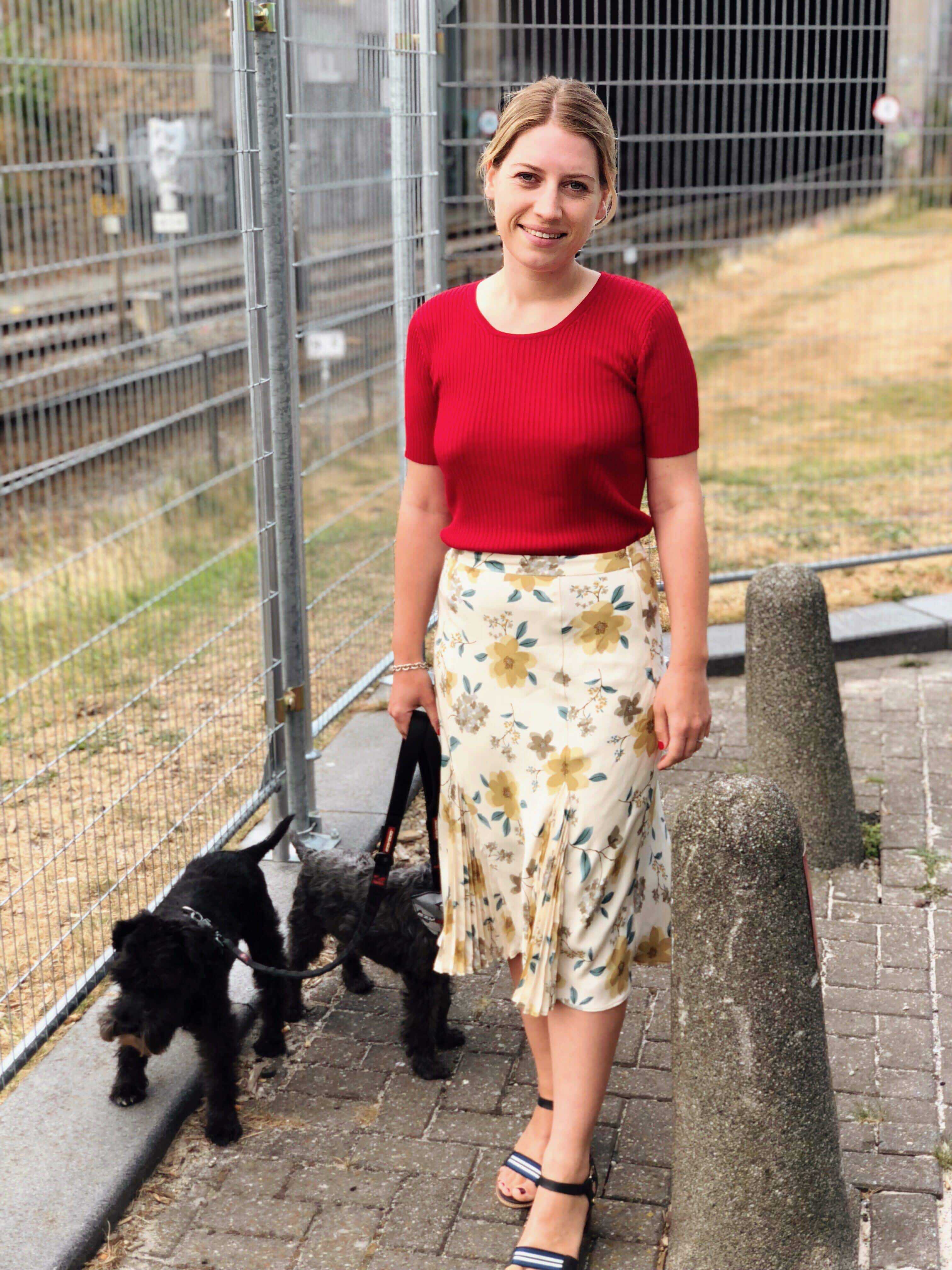 Secondhand Outfit Red top yellow skirt