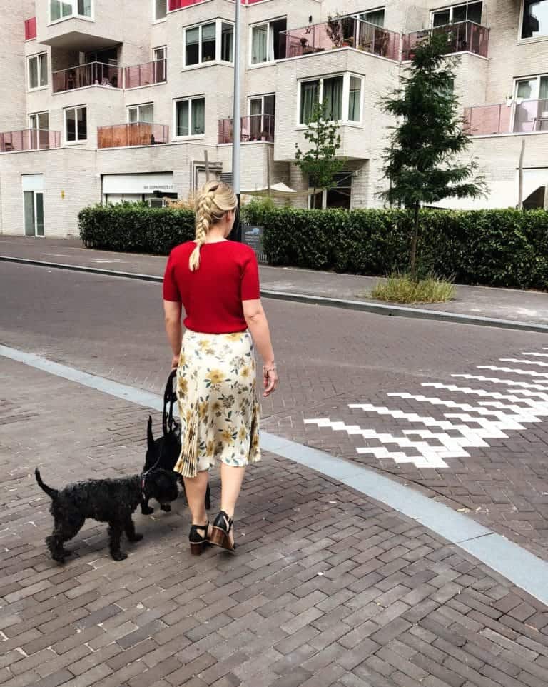 Secondhand Outfit Red top yellow skirt